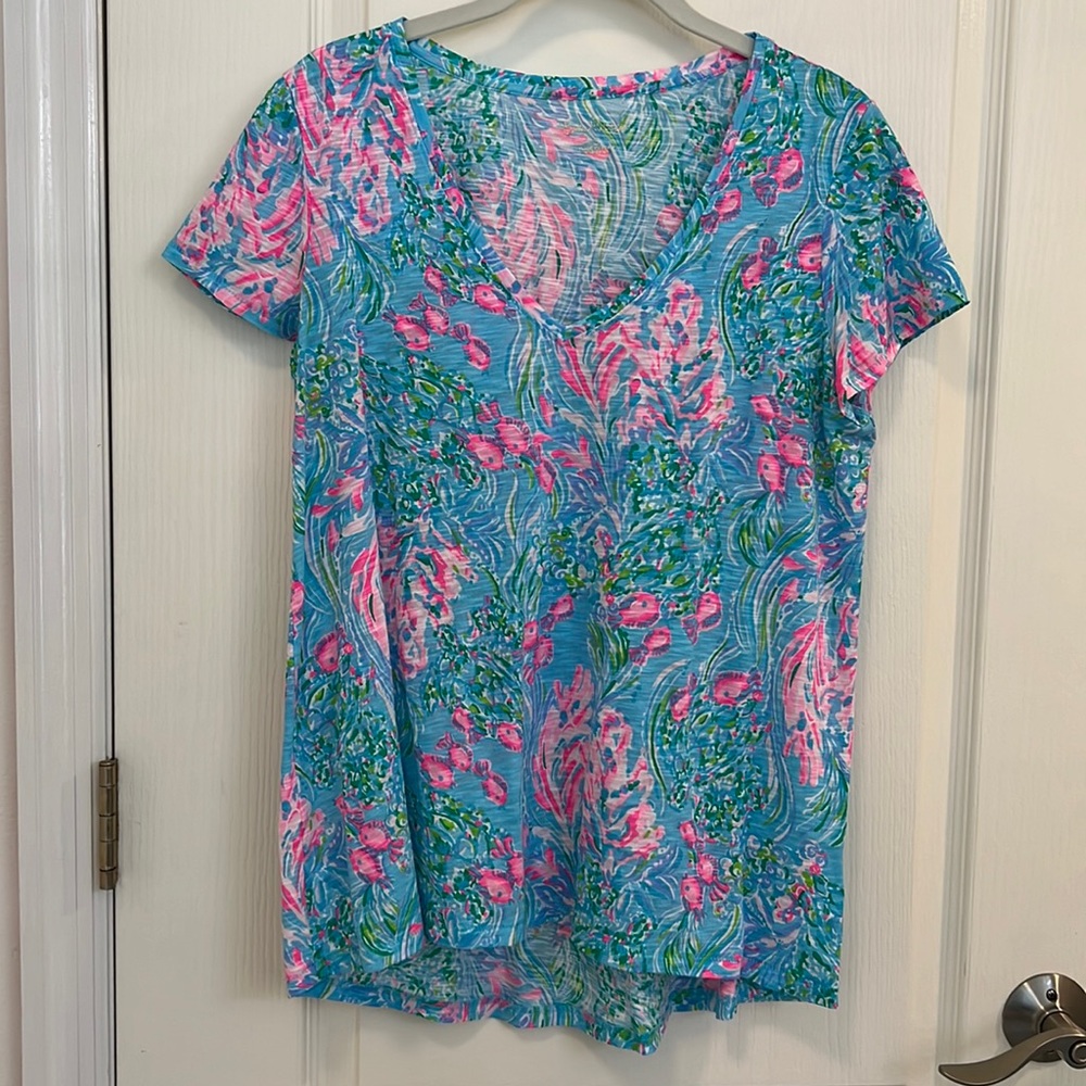Lilly Pulitzer Etta V Neck Tshirt, Amalfi Blue Best Fishes Size Small